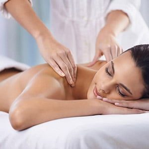 massagem relaxante, clínica de estética, bairro do limão, tay akemi, 2 mulheres, mãos, mulher deitada